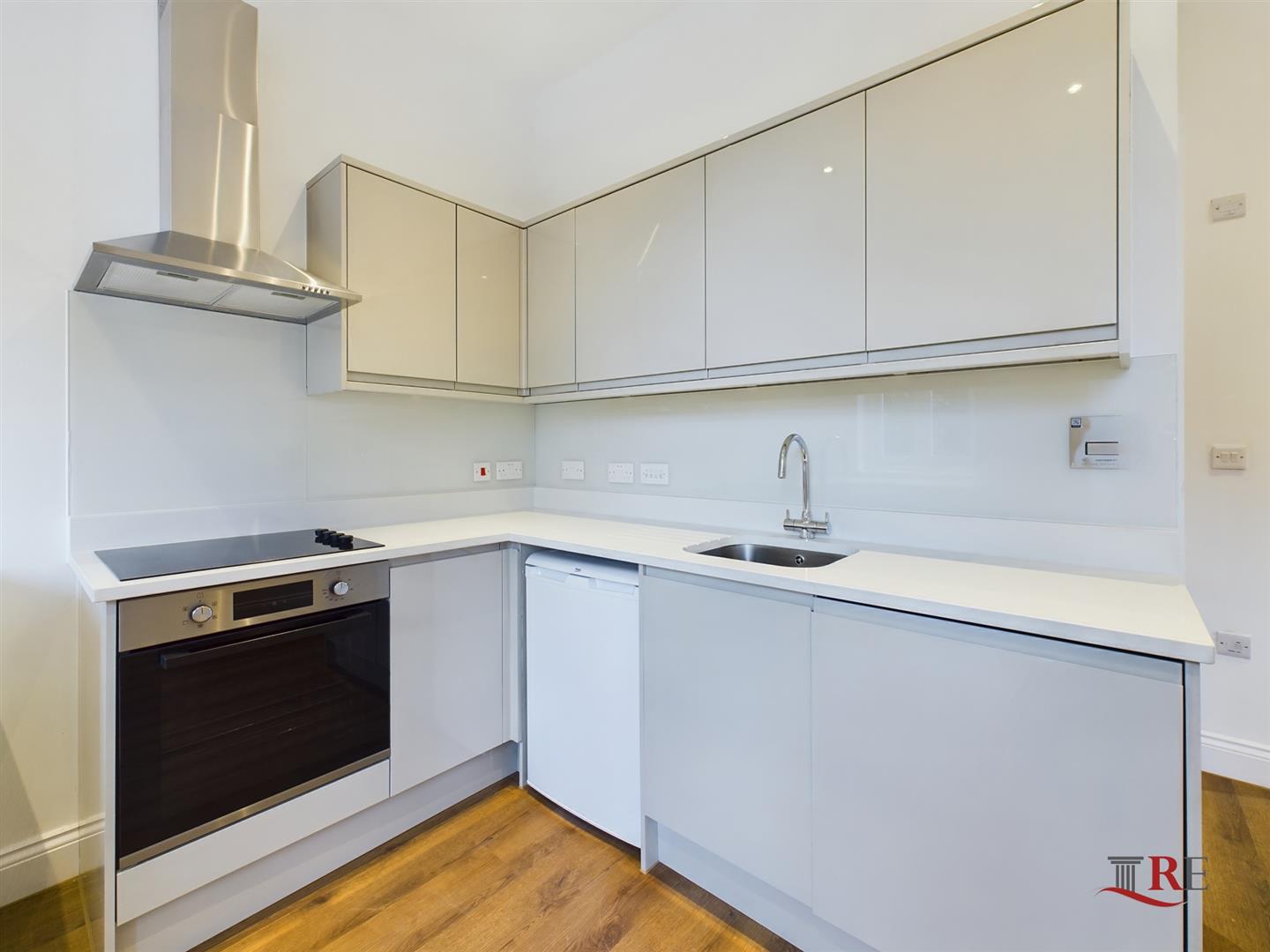 Flat Christchurch Avenue in Greater London