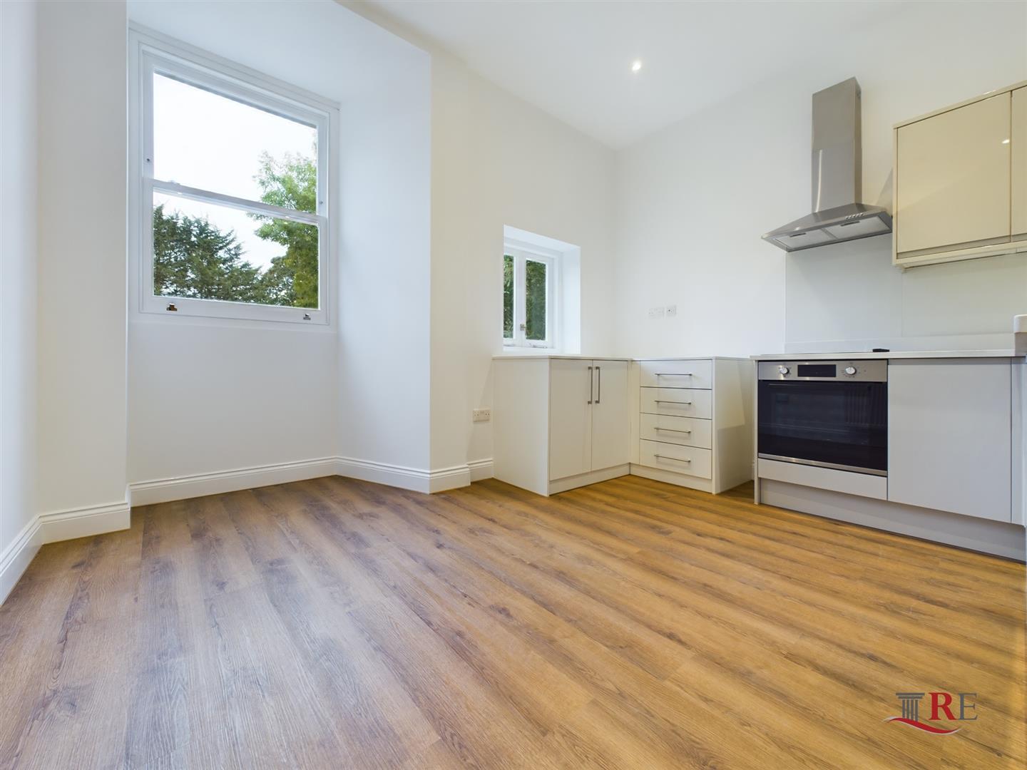 Flat Christchurch Avenue in Greater London