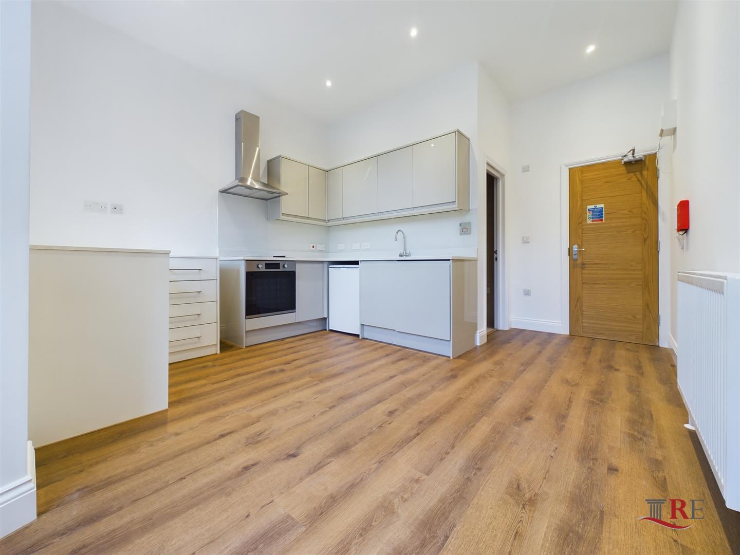 Flat Christchurch Avenue in Greater London