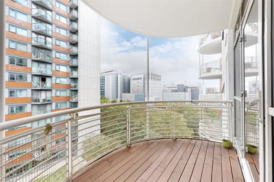 Flat Blackwall Way in Greater London