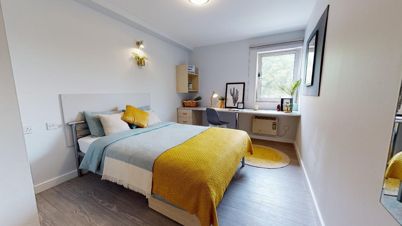 Room Hathersage Road in Manchester