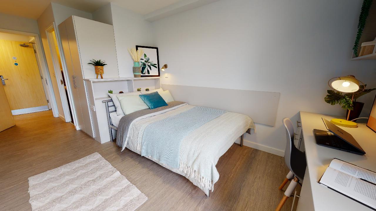 Room Hathersage Road in Manchester