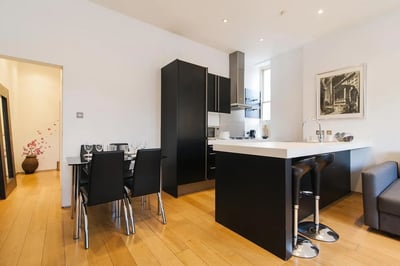 Flat Warwick Road in Greater London