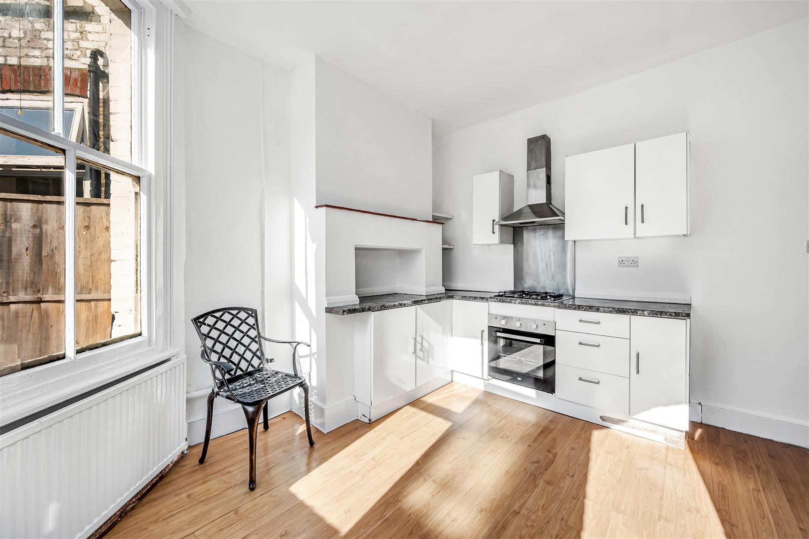 Flat Highlands Avenue in Greater London
