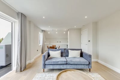 Flat Elsinore Gardens in Greater London