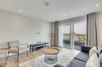 Flat Elsinore Gardens in Greater London
