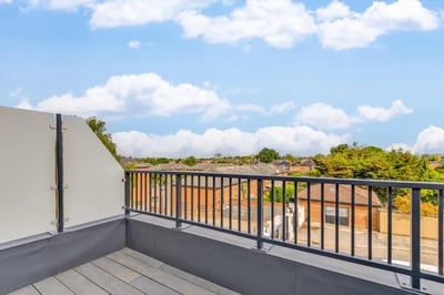 Flat Elsinore Gardens in Greater London