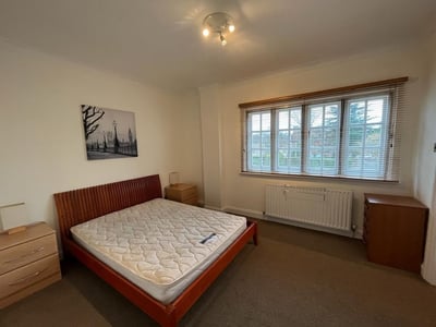Flat Frithwood Avenue in Greater London