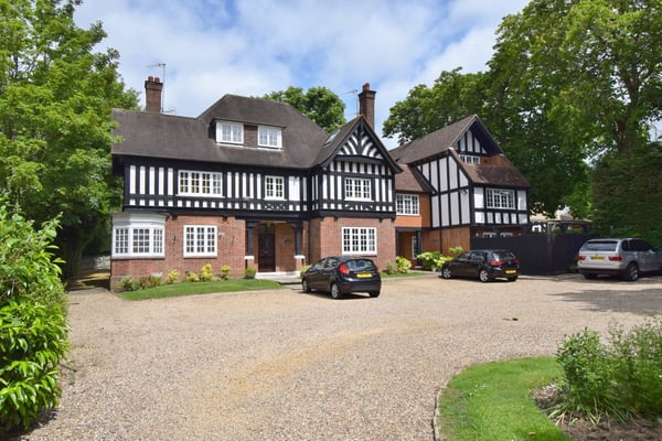 Flat Frithwood Avenue in Greater London