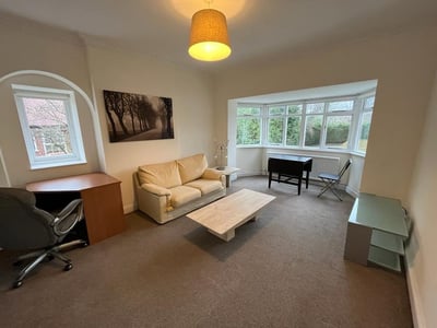 Flat Frithwood Avenue in Greater London