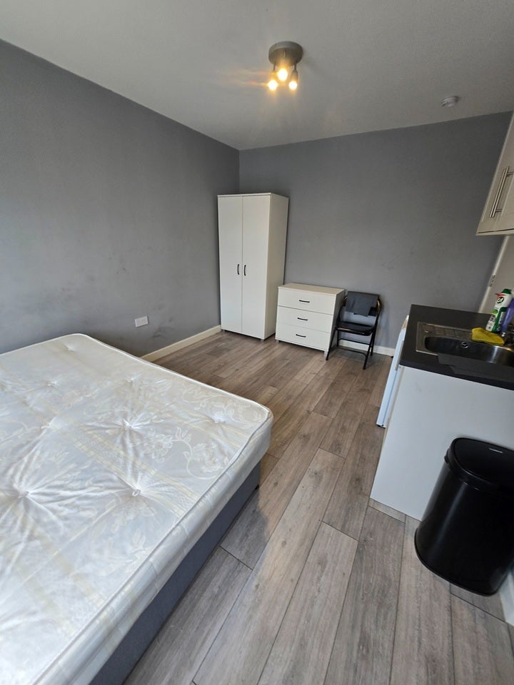 Flat Whittington Avenue in Greater London