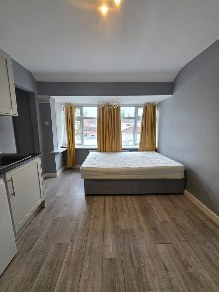 Flat Whittington Avenue in Greater London