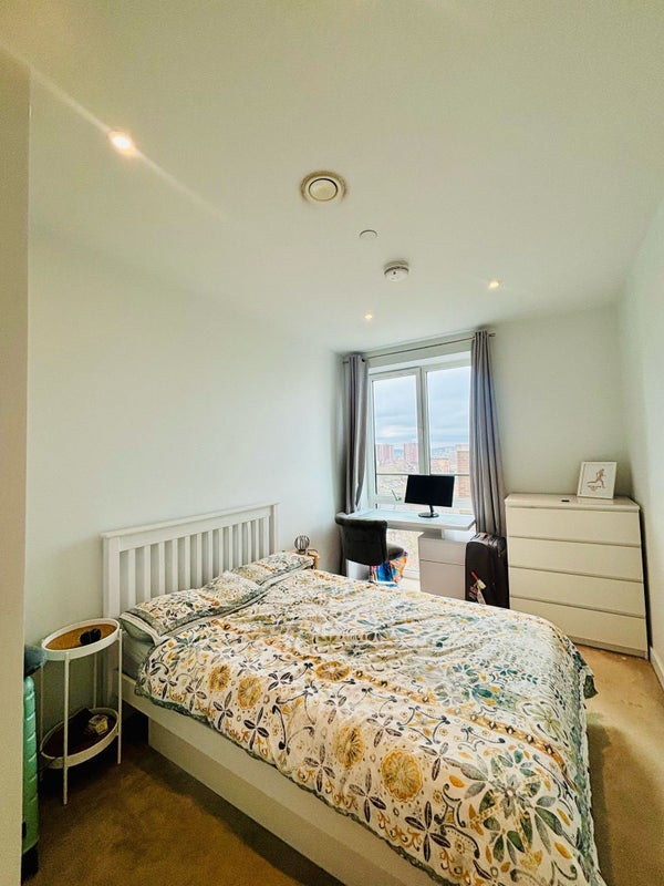 Room Sayer Street in Greater London