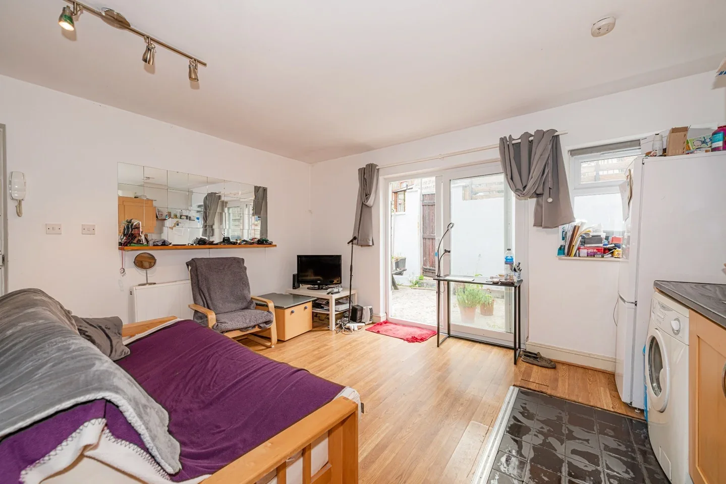 Flat Middle Lane in Greater London
