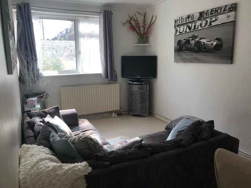 Flat Kings Avenue in Greater London