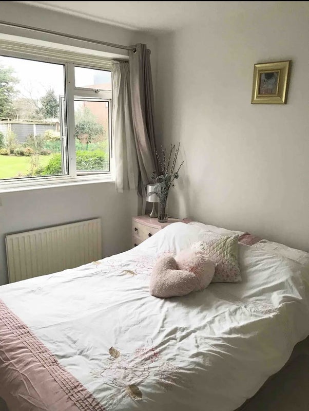 Flat Kings Avenue in Greater London
