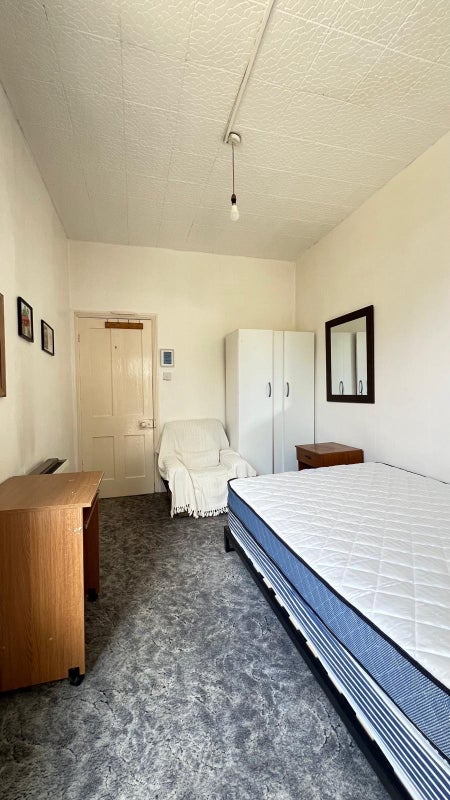 Room Woodside Road in Greater London