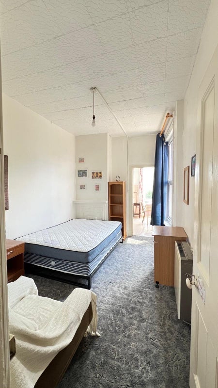 Room Woodside Road in Greater London