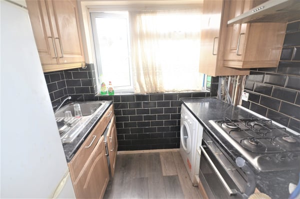 Flat Fullwell Avenue in Greater London