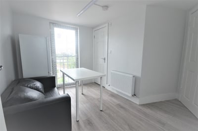 Flat Fullwell Avenue in Greater London
