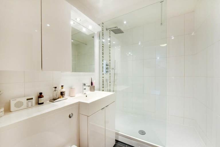 Room Queen Caroline Street in Greater London