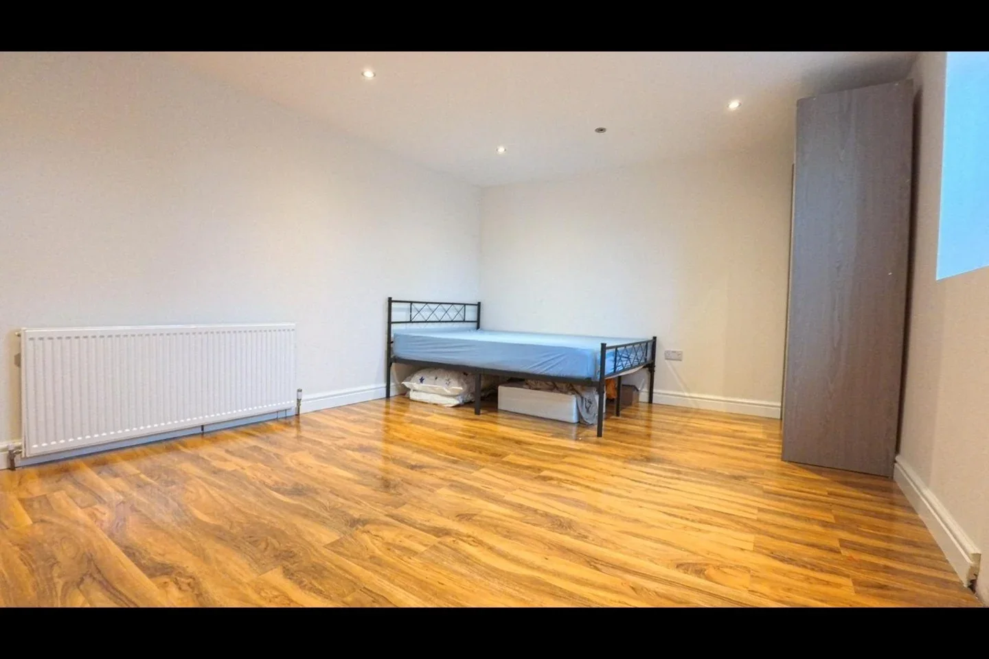 Room Oxlow Lane in Greater London