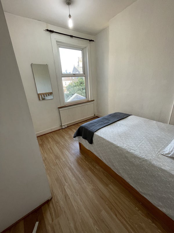 Room Rhodesia Road in Greater London