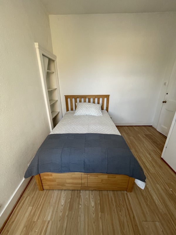 Room Rhodesia Road in Greater London
