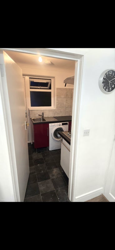 Room Fitchet Close in Crawley
