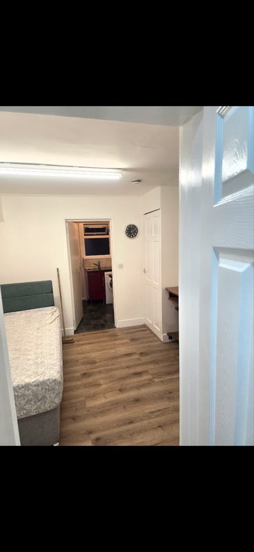 Room Fitchet Close in Crawley