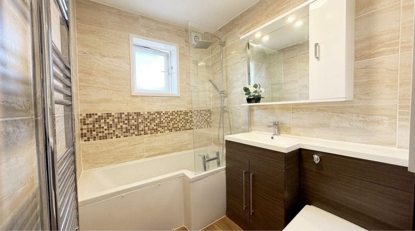 Flat Brunel Court in Greater London