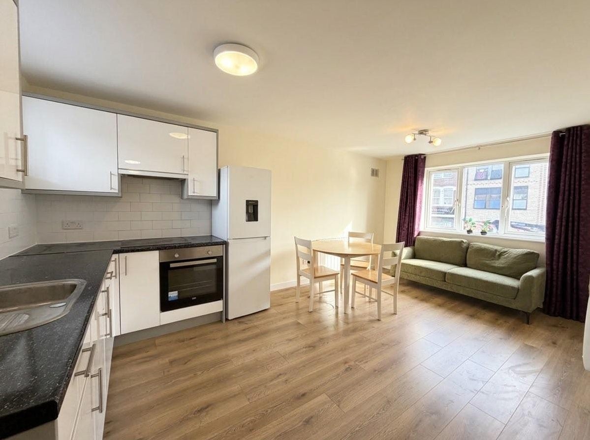 Flat Brunel Court in Greater London