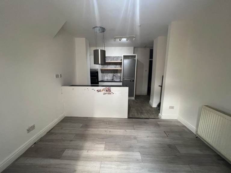 Flat Vale Road in Greater London