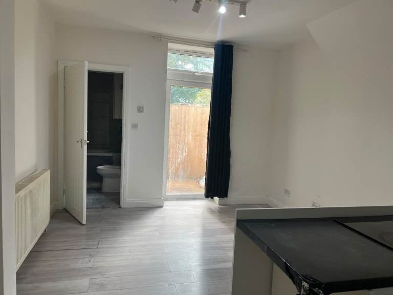Flat Vale Road in Greater London