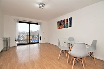 Flat Aberfeldy Square in Greater London