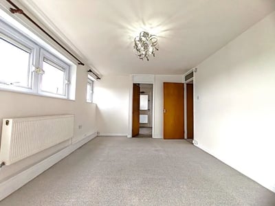 Flat Fullwell Avenue in Greater London