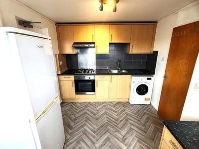 Flat Fullwell Avenue in Greater London