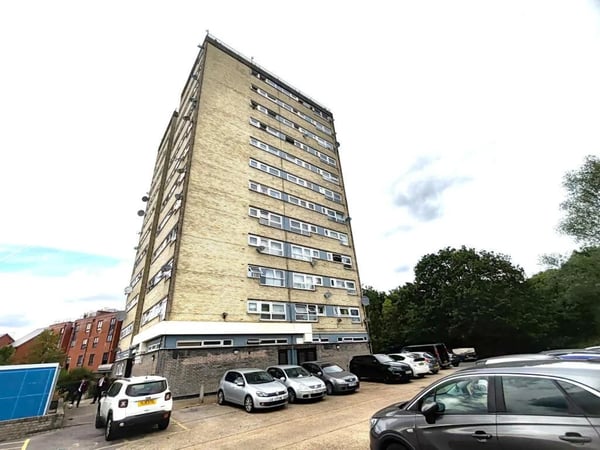 Flat Fullwell Avenue in Greater London