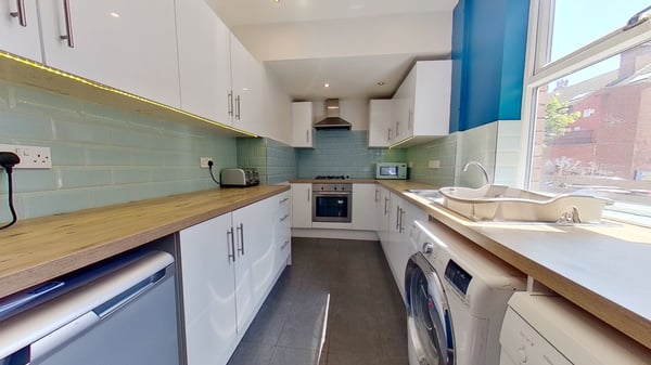 Room Hessle Place in Leeds