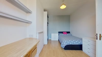Room Hessle Place in Leeds