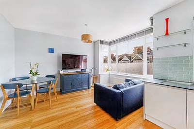 Flat Montague Road in Greater London