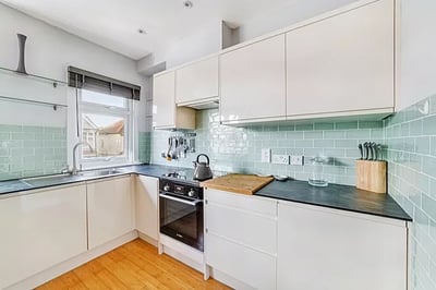 Flat Montague Road in Greater London