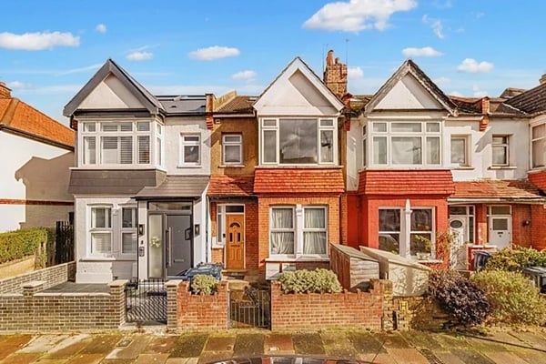 Flat Montague Road in Greater London