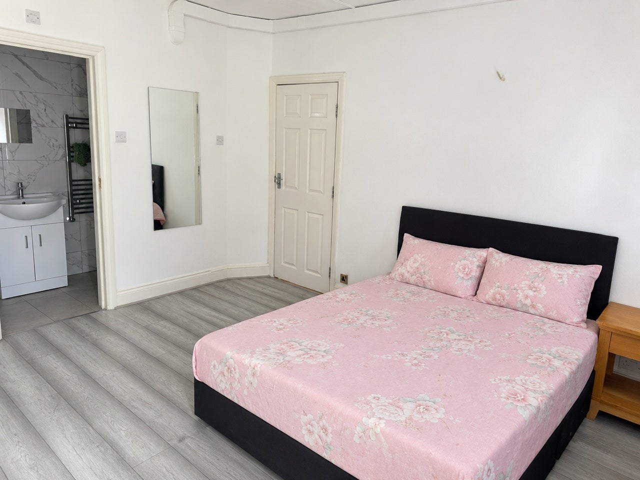 Room North Avenue in Greater London