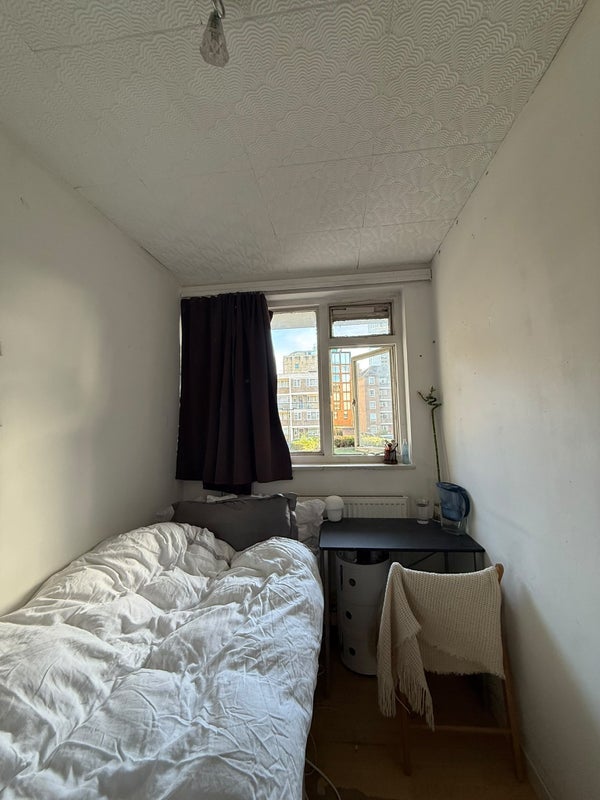 Room East Road in Greater London