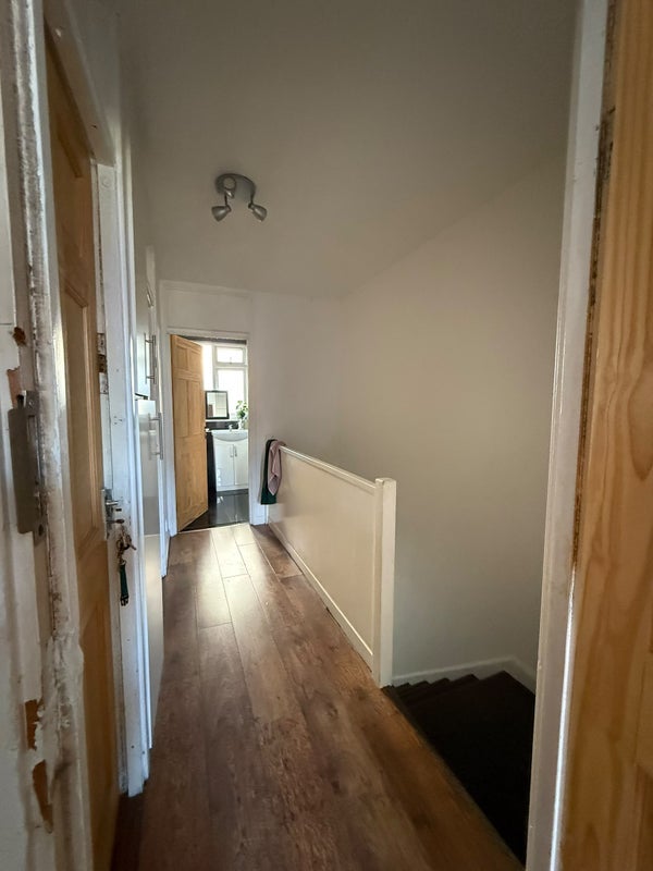 Room East Road in Greater London