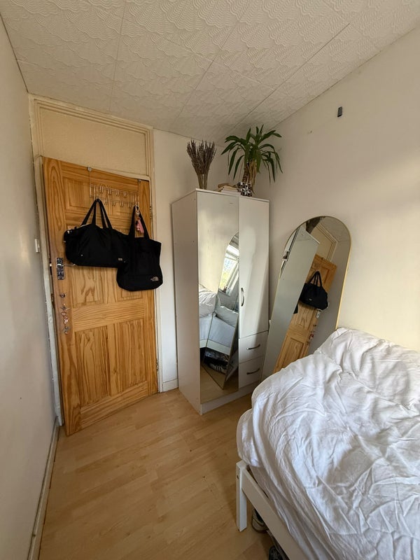 Room East Road in Greater London