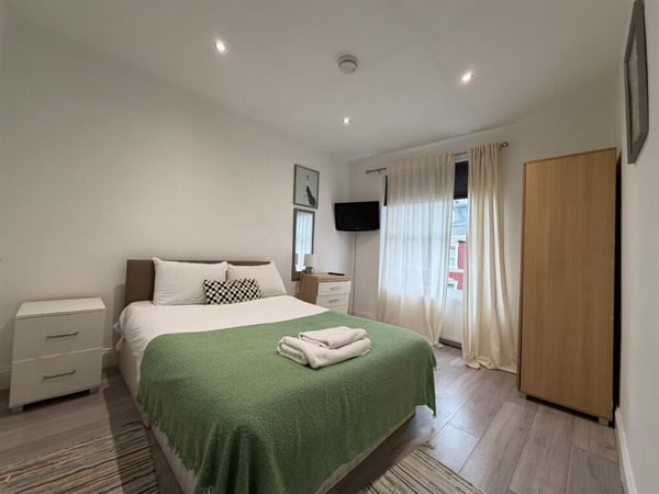 Flat Hogarth Road in Greater London