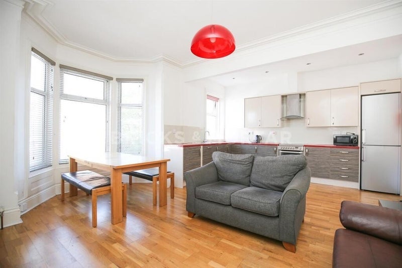 Room Heaton Road in Newcastle upon Tyne