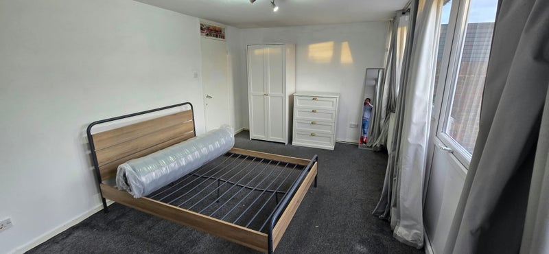 Room West Green Road in Greater London